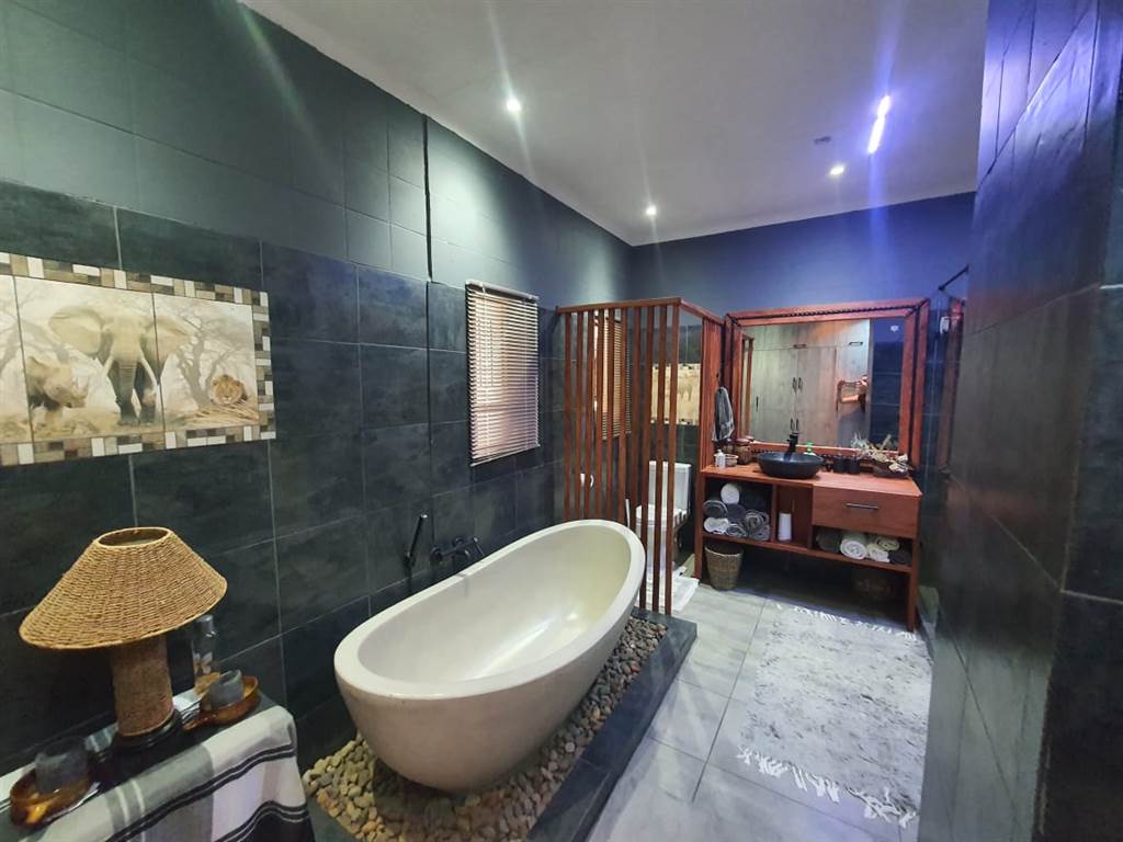 4 Bed House in Pretoria North photo number 19