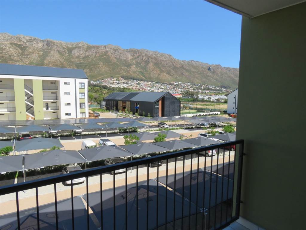 1 Bed Apartment in Gordons Bay Central photo number 1