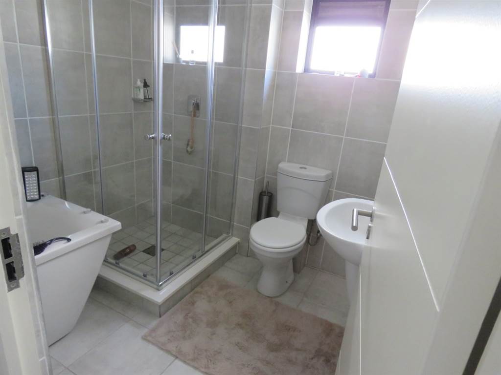 1 Bed Apartment in Gordons Bay Central photo number 13