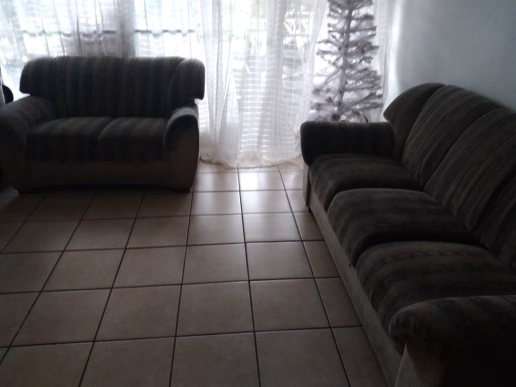 3 Bed Apartment in Pinetown Central photo number 9