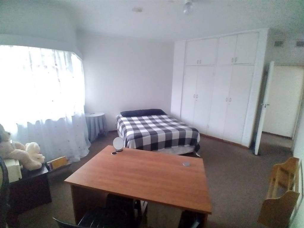 3 Bed Apartment in Pinetown Central photo number 5