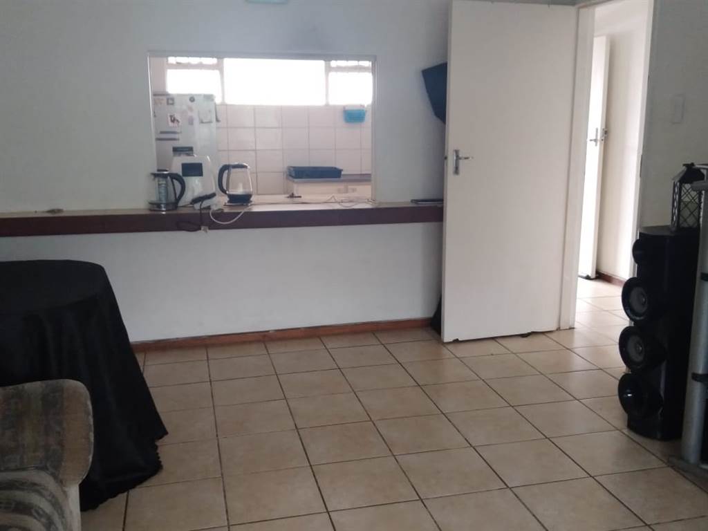 3 Bed Apartment in Pinetown Central photo number 2
