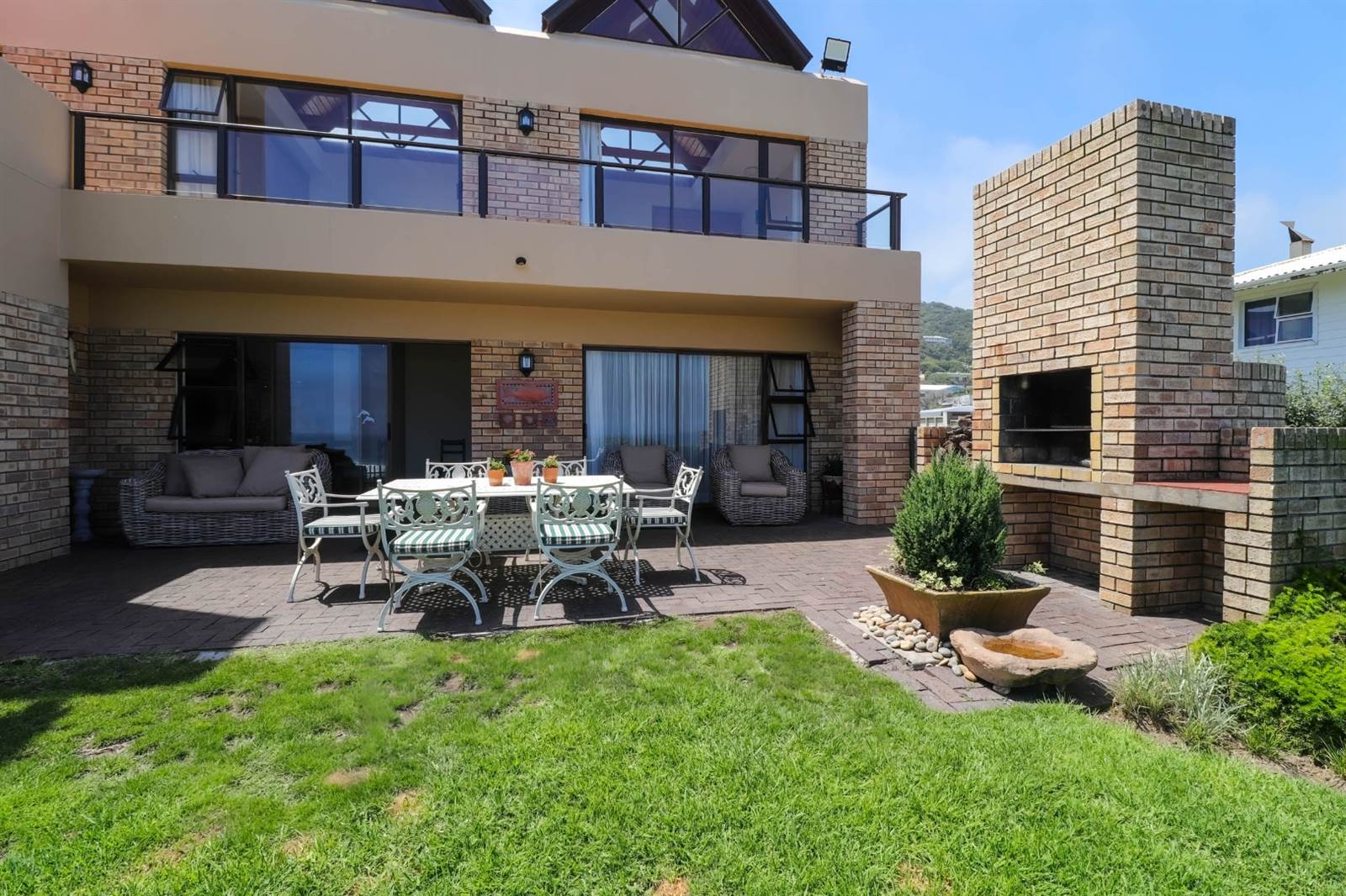 6 Bed House in Outeniqua Strand photo number 4