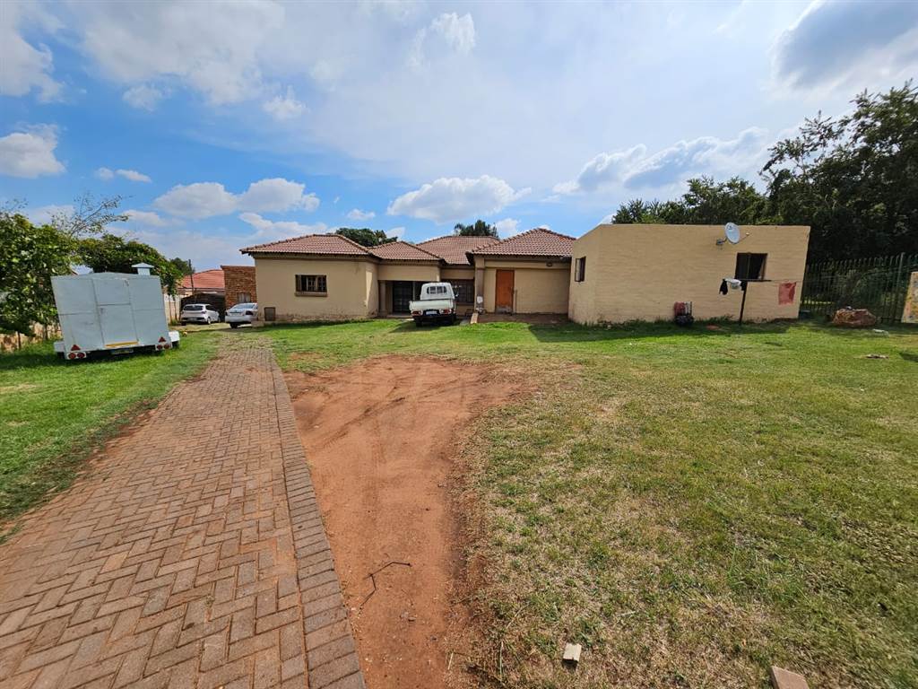 15 Bed House in Pretoria West photo number 6