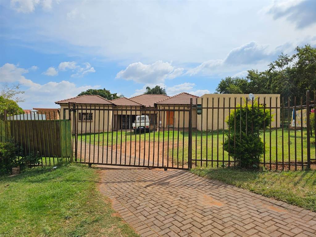 15 Bed House in Pretoria West photo number 2