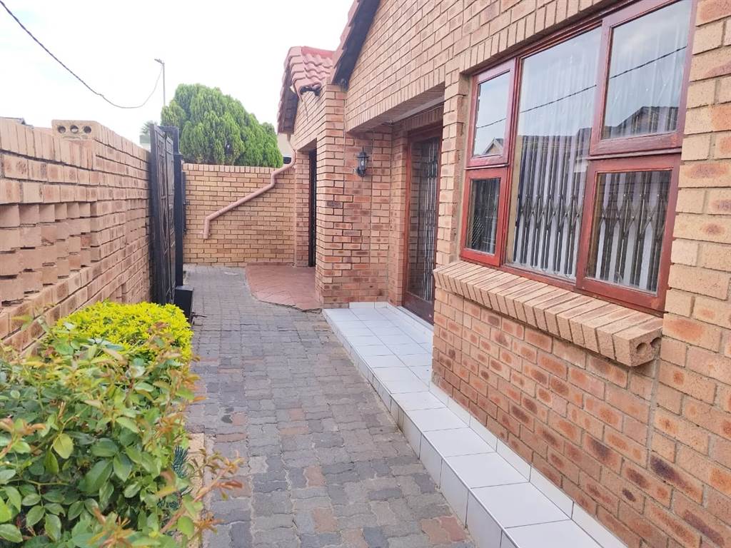 4 Bed House in Klipfontein View photo number 4