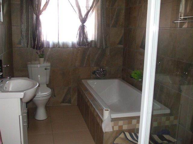 3 Bed Townhouse in Lydenburg photo number 7