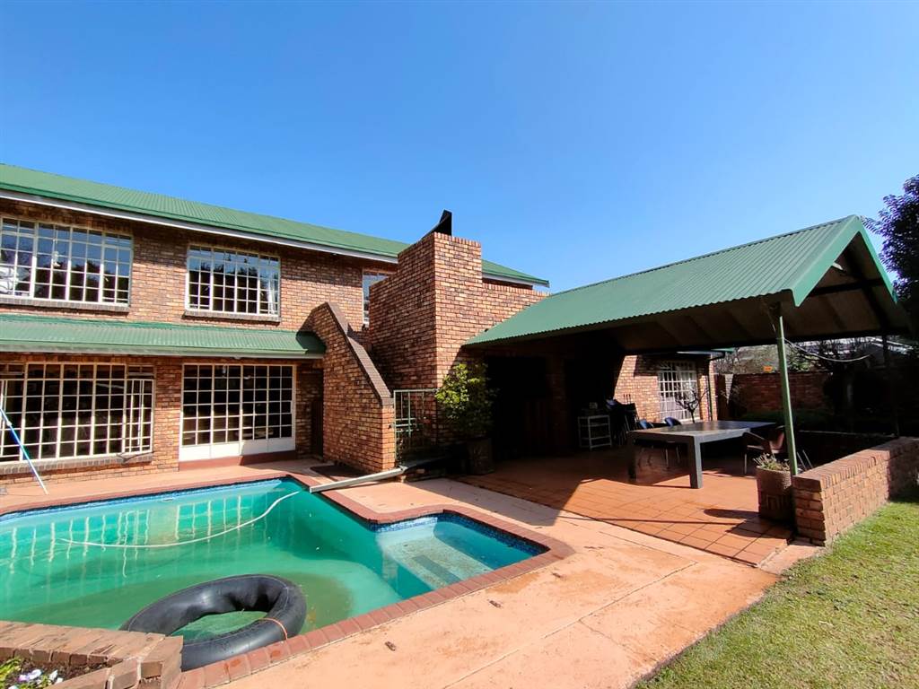 6 Bed House in Middelburg South photo number 28