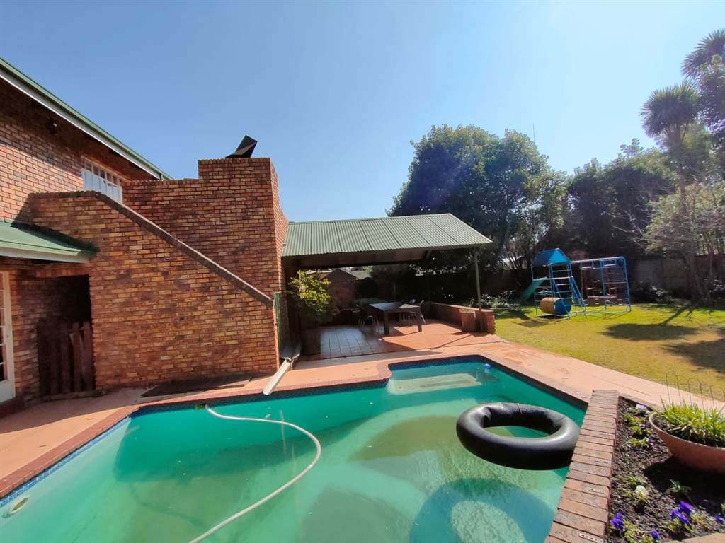 6 Bed House in Middelburg South photo number 29