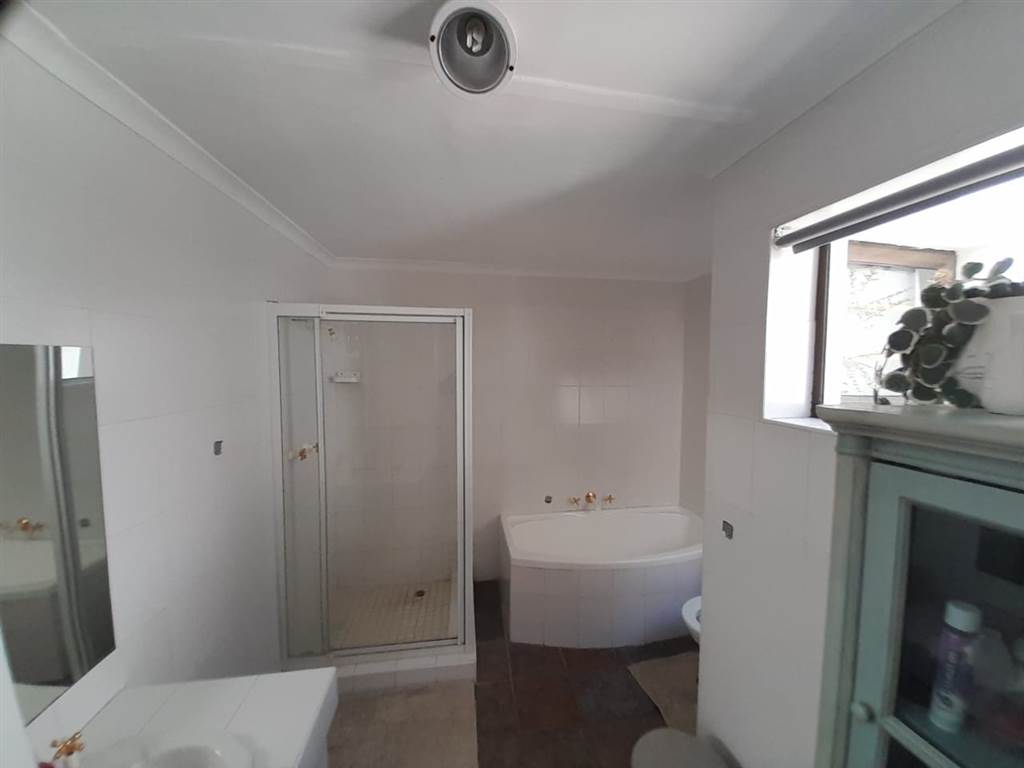 4 Bed House in Graaff Reinet photo number 17