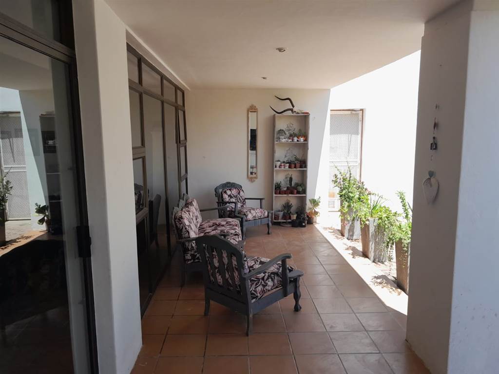 4 Bed House in Graaff Reinet photo number 6