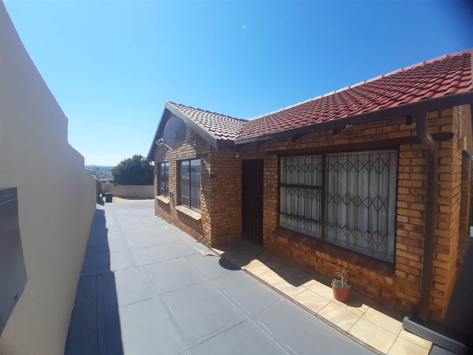 3 Bed House in Grobler Park photo number 2