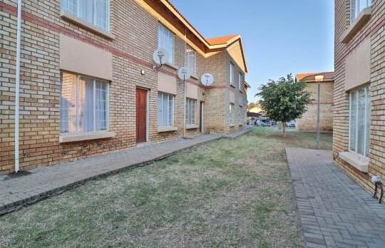 2 Bed Apartment in Waterval East photo number 4
