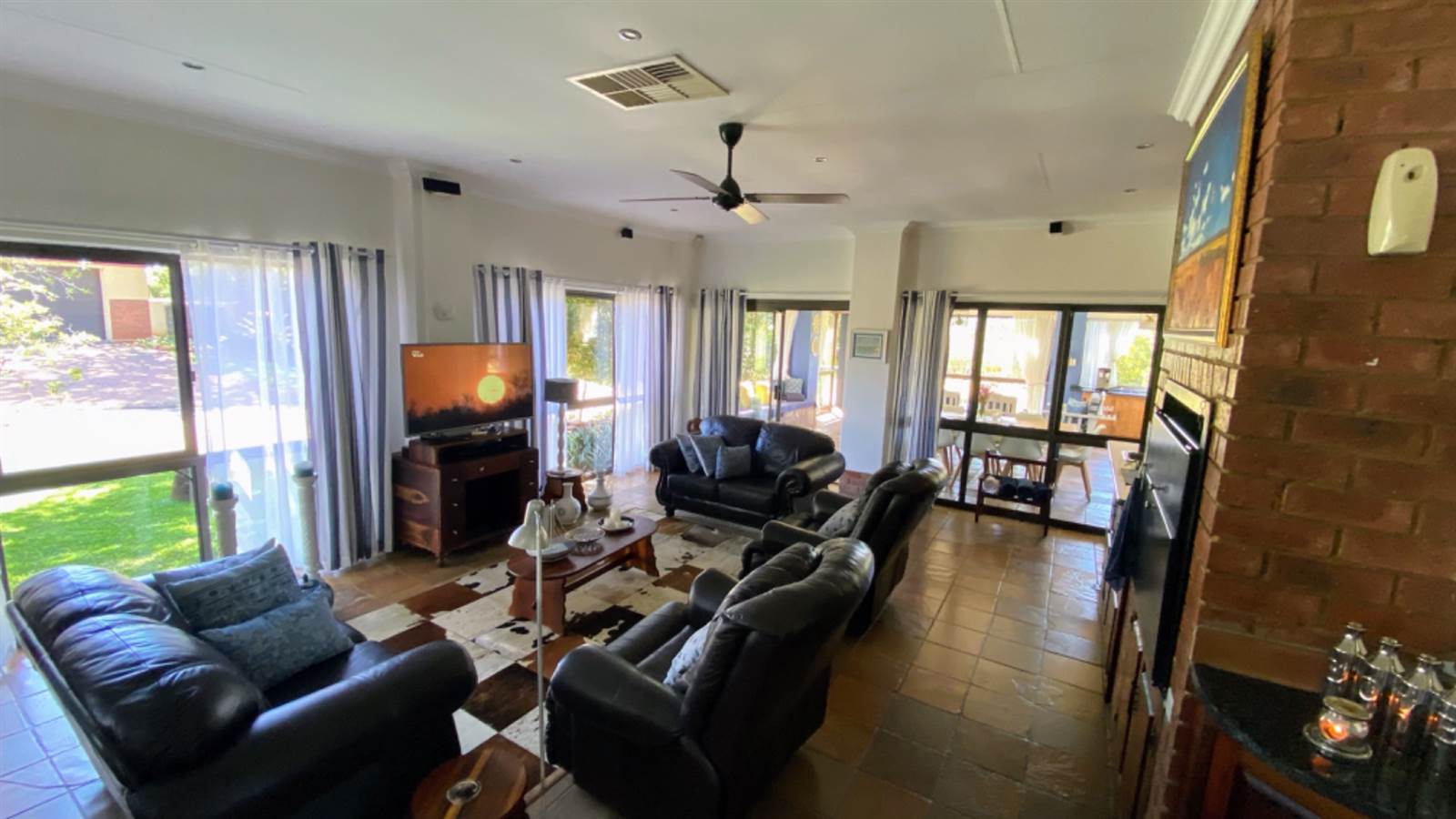 3 Bed House in Buffelspoort photo number 13