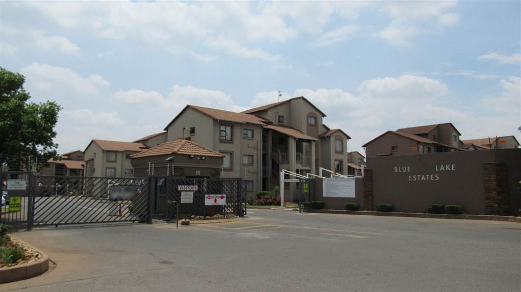 2 Bed Townhouse in Kleinfontein photo number 1