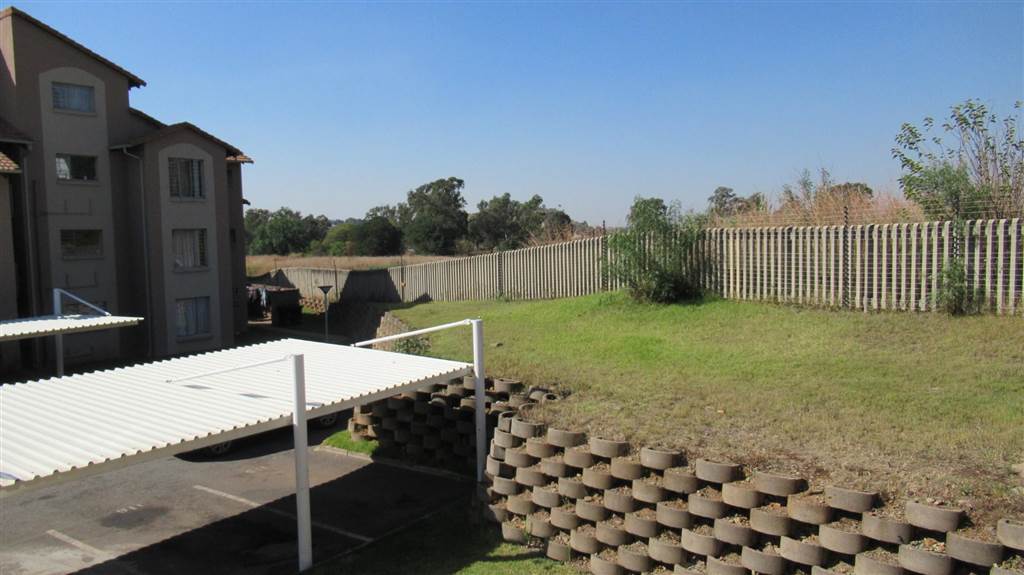 2 Bed Townhouse in Kleinfontein photo number 18