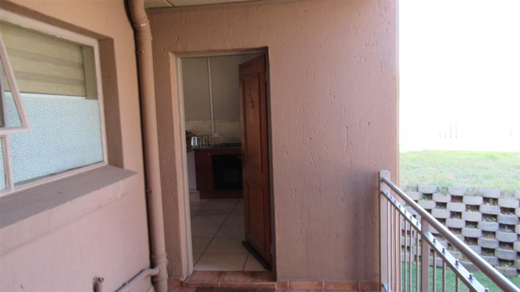2 Bed Townhouse in Kleinfontein photo number 2