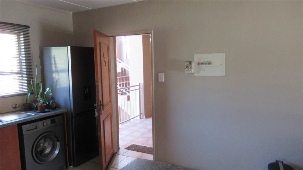 2 Bed Townhouse in Kleinfontein photo number 5