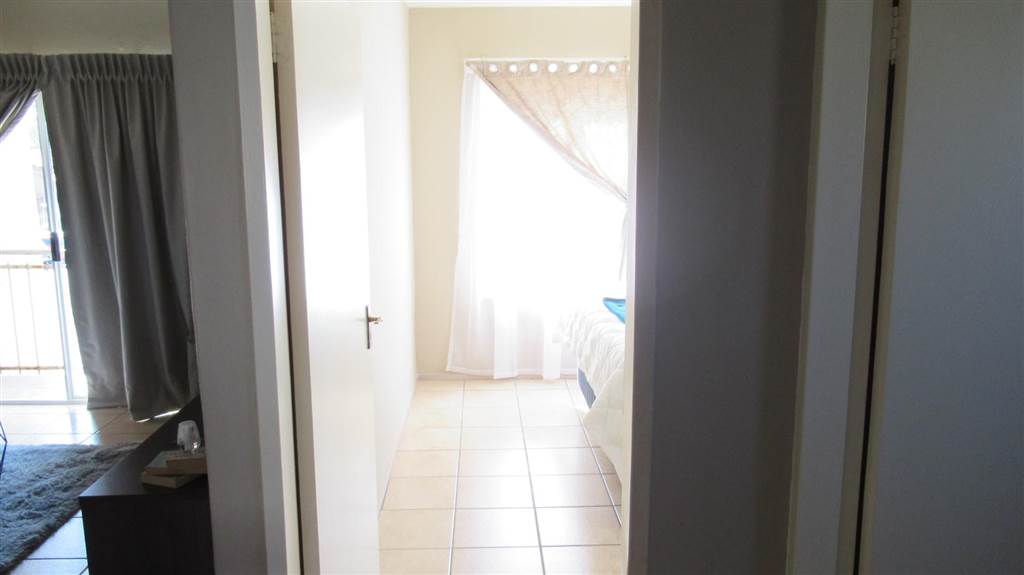 2 Bed Townhouse in Kleinfontein photo number 8