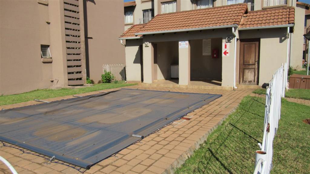 2 Bed Townhouse in Kleinfontein photo number 21