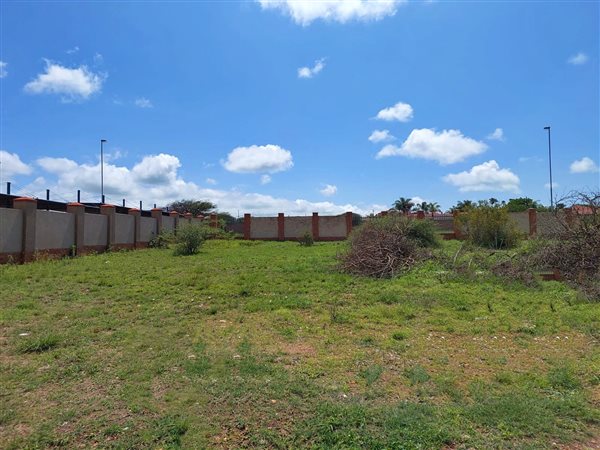 745 m² Land available in Bendor