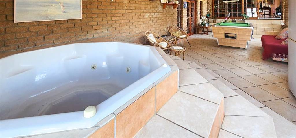 4 Bed House in Hartbeesfontein photo number 14
