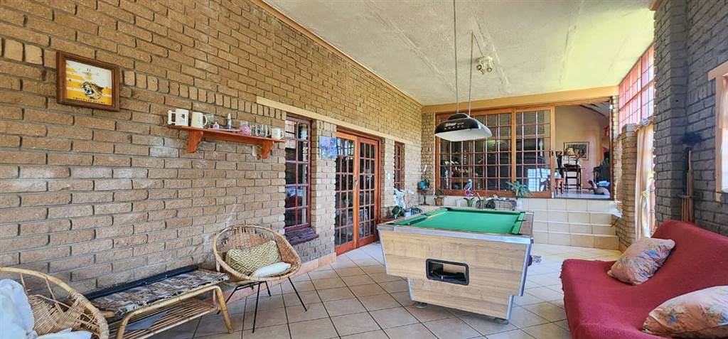 4 Bed House in Hartbeesfontein photo number 13