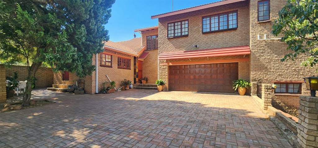 4 Bed House in Hartbeesfontein photo number 3