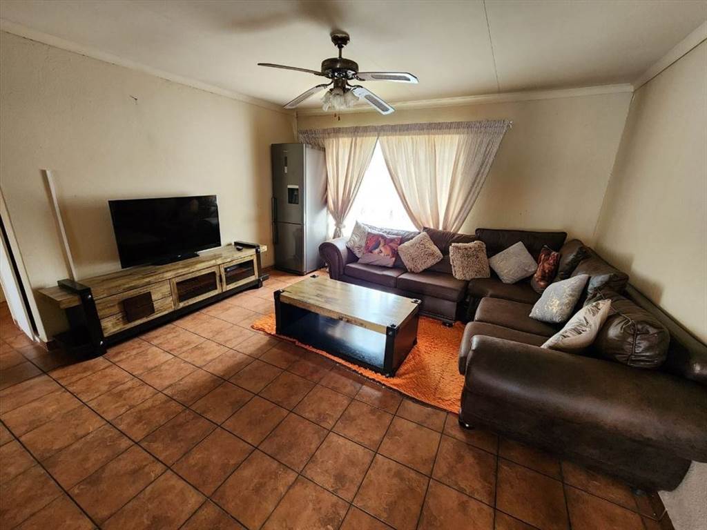 2 Bed Townhouse in Glen Marais photo number 6