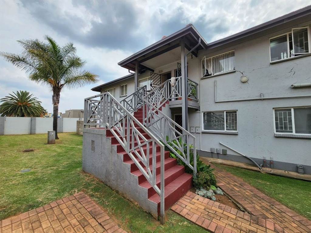 2 Bed Townhouse in Glen Marais photo number 3