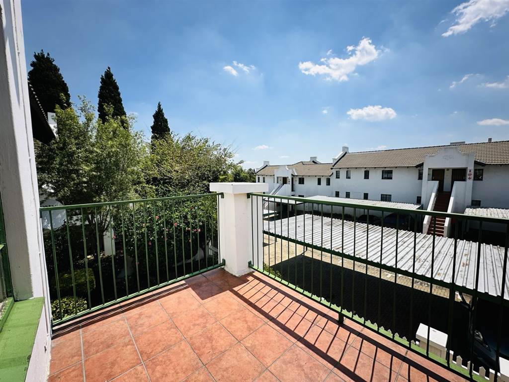 2 Bed Apartment in Marais Steyn Park photo number 16
