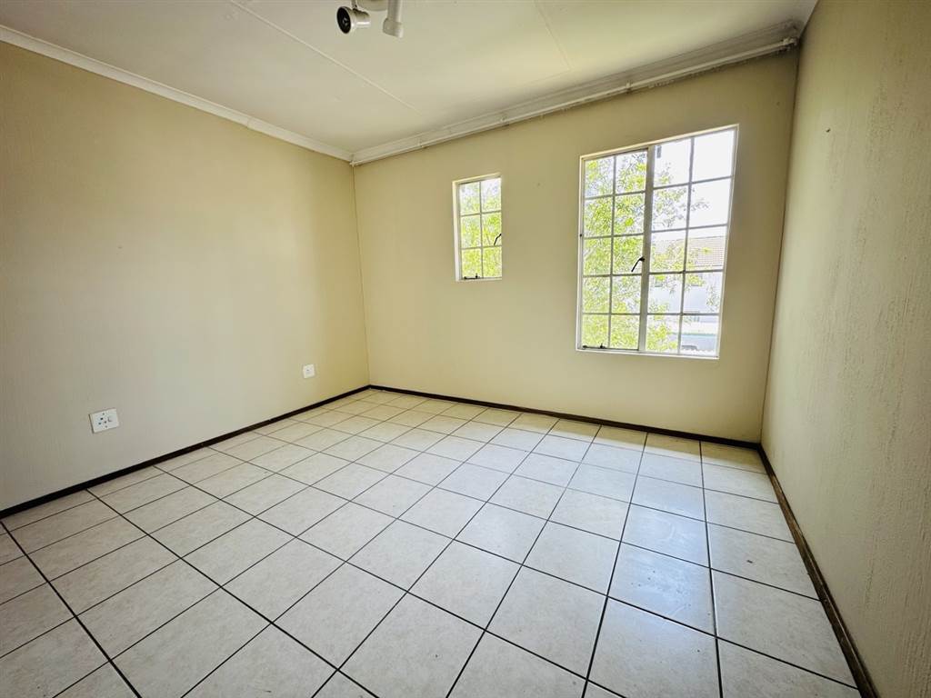 2 Bed Apartment in Marais Steyn Park photo number 5