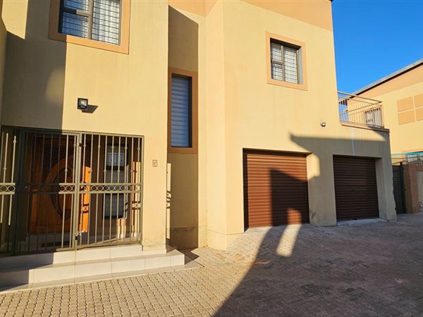 3 Bedroom Townhouse 3 Bedroom Townhouse