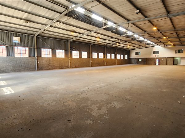 995  m² Industrial space