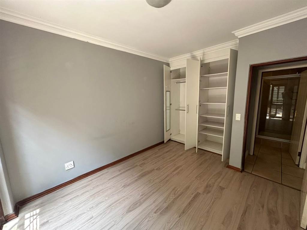 1 Bed Flat in Douglasdale photo number 4