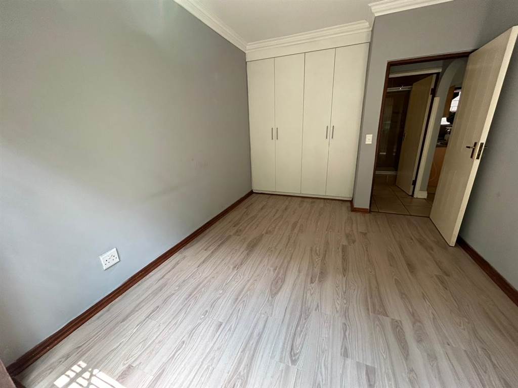 1 Bed Flat in Douglasdale photo number 6
