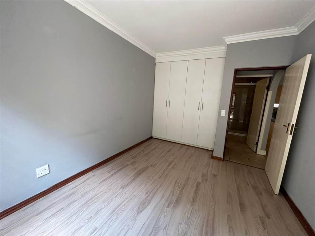 1 Bed Flat in Douglasdale photo number 5