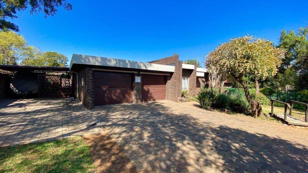 5 Bed House in Brackendowns photo number 3