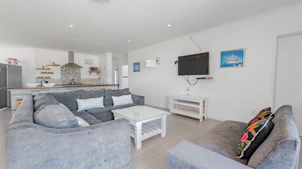 4 Bed House in Struisbaai photo number 6