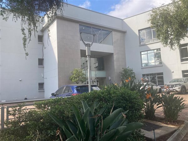 887  m² Commercial space in Illovo