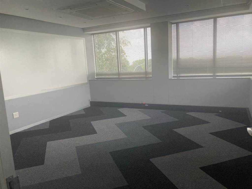887  m² Commercial space in Illovo photo number 14