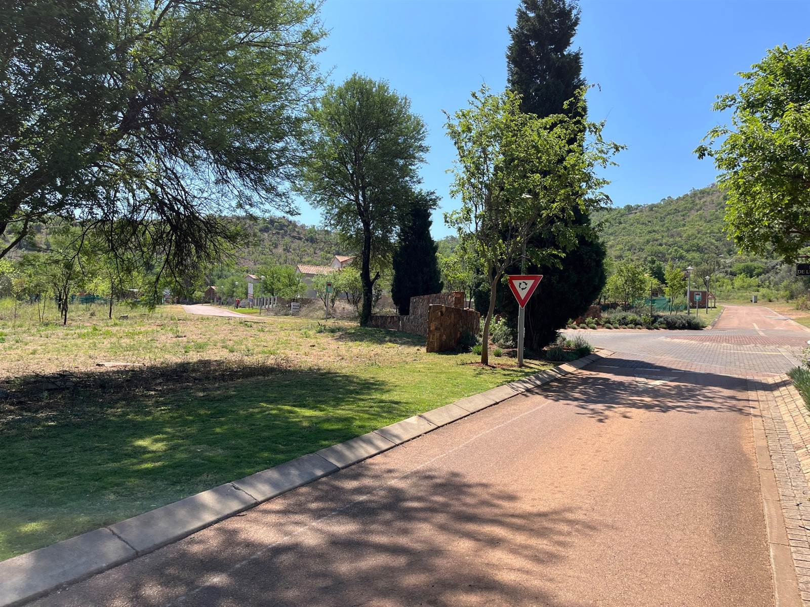 858 m² Land available in Hartbeespoort Dam photo number 2
