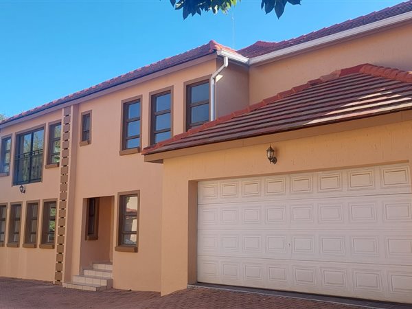 6 Bed House in Valleyview Estate