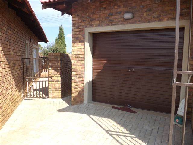 2 Bed Townhouse in Bergsig photo number 10