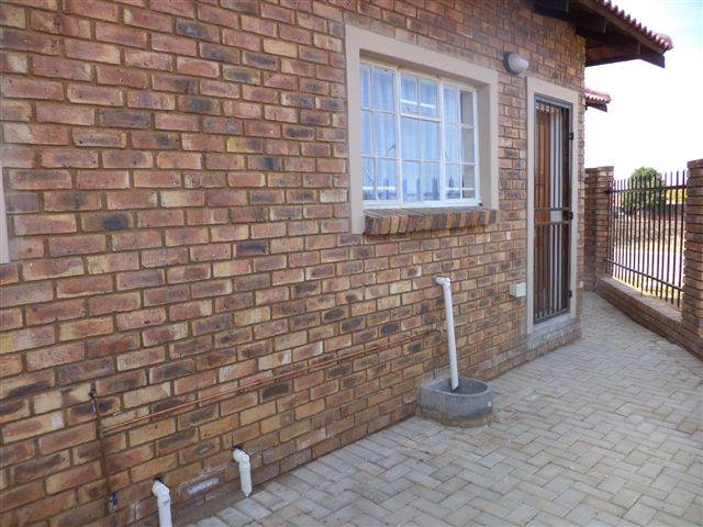 2 Bed Townhouse in Bergsig photo number 12