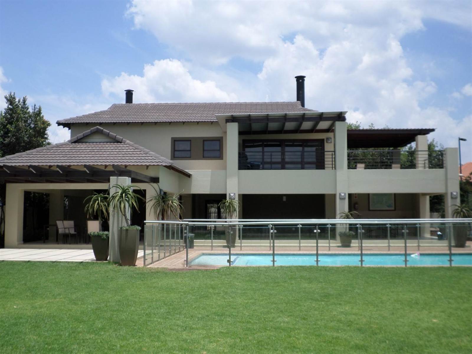 2 Bed Apartment in Fourways photo number 8