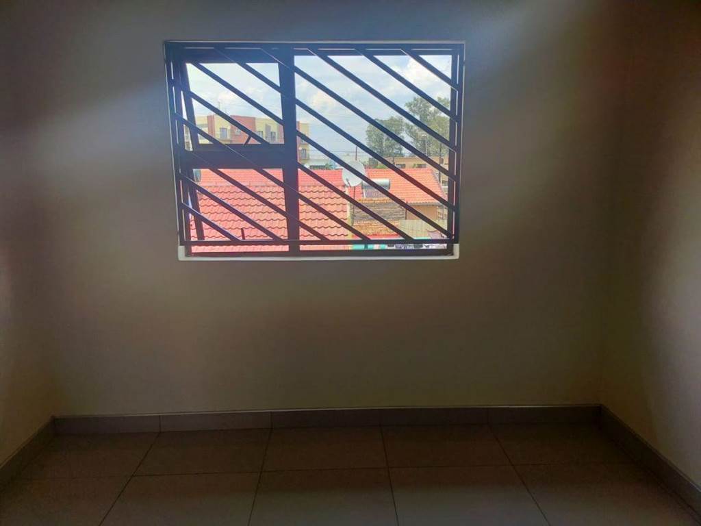 12 Bed Apartment in Lenasia photo number 19