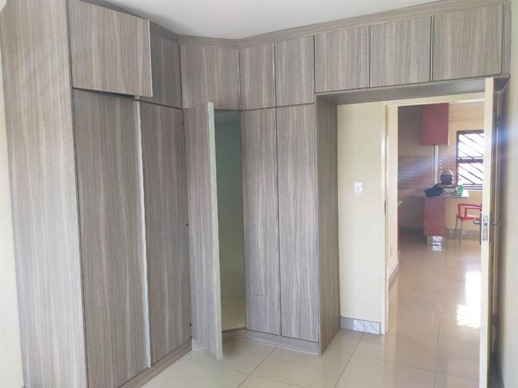 12 Bed Apartment in Lenasia photo number 16