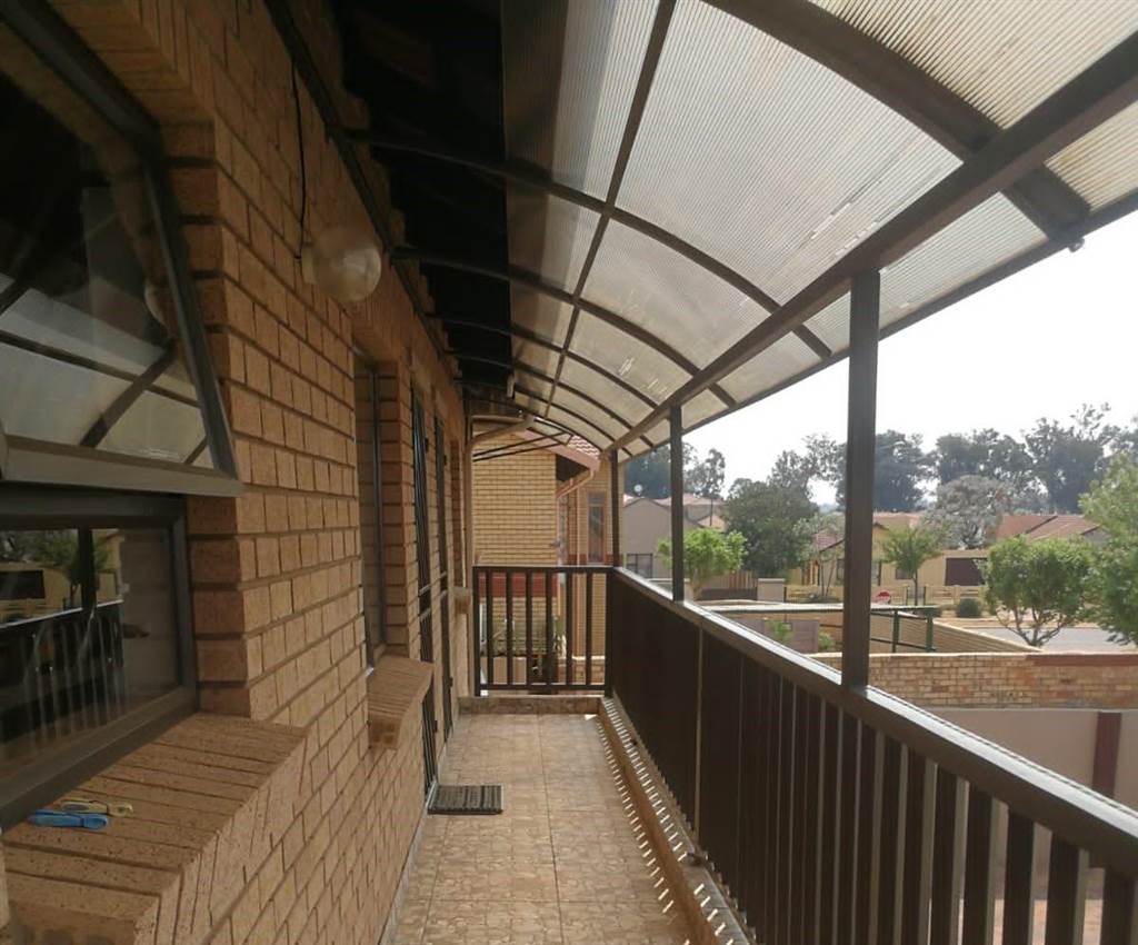 12 Bed Apartment in Lenasia photo number 10