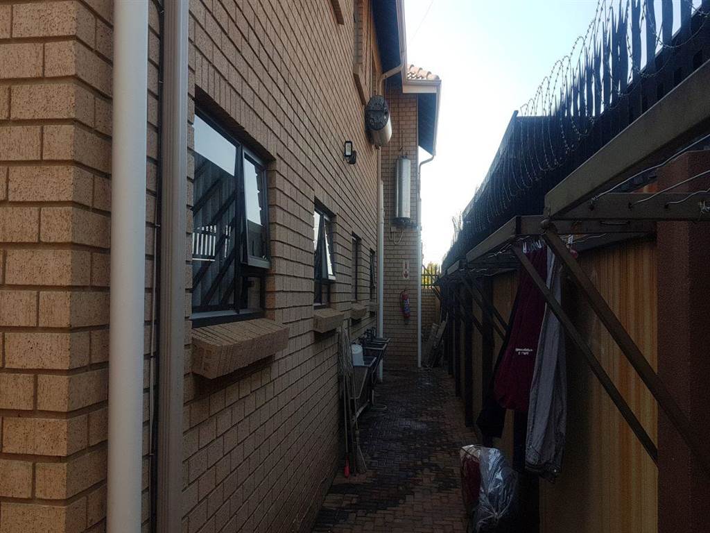 12 Bed Apartment in Lenasia photo number 2